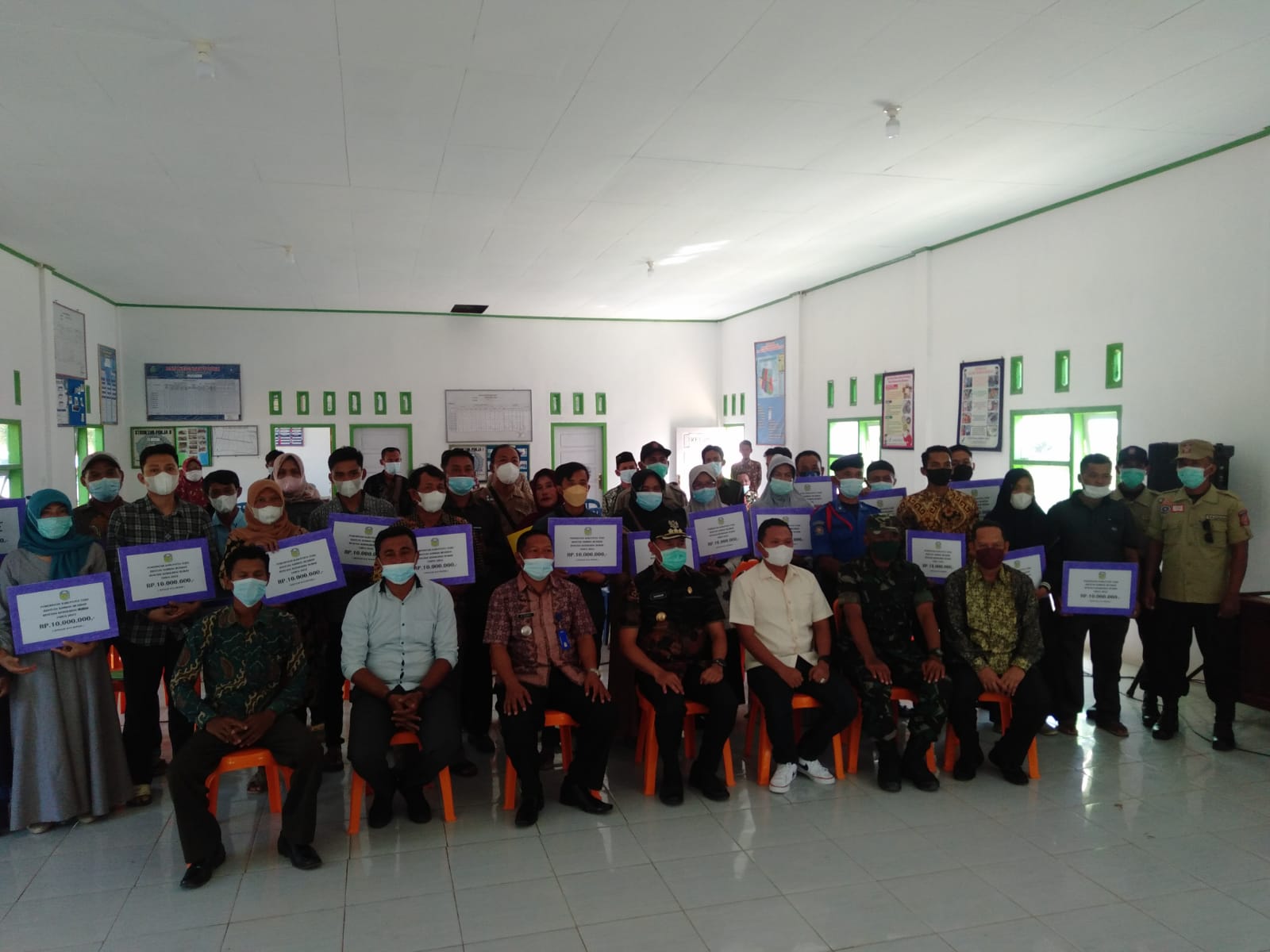 BUPATI TEBO SERAHKAN BANTUAN DANA BTT UNTUK KORBAN KEBAKARAN PASAR UNIT 5 DESA TEGAL ARUM KECAMATAN RIMBO BUJANG