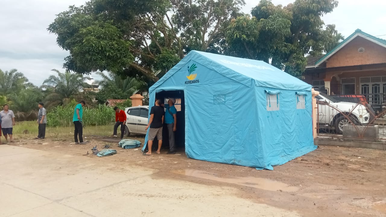 TANGGAP DARURAT BENCANA BANJIR, DINAS SOSIAL P2PA MENDIRIKAN POSKO DARURAT DAN DAPUR UMUM