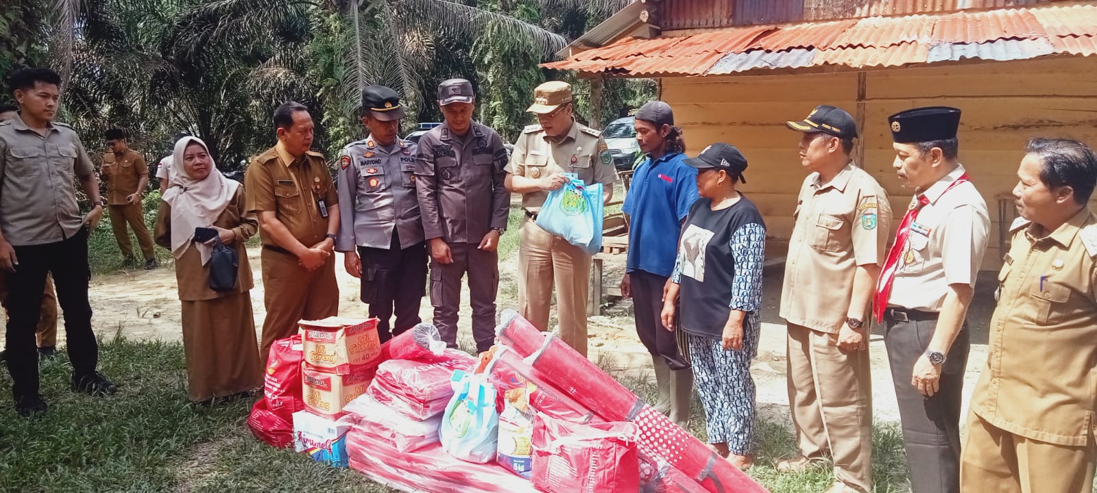 DINAS SOSIAL P3A TEBO BERSAMA BUPATI TEBO MEMBERIKAN BANTUAN KORBAN KEBAKARAN