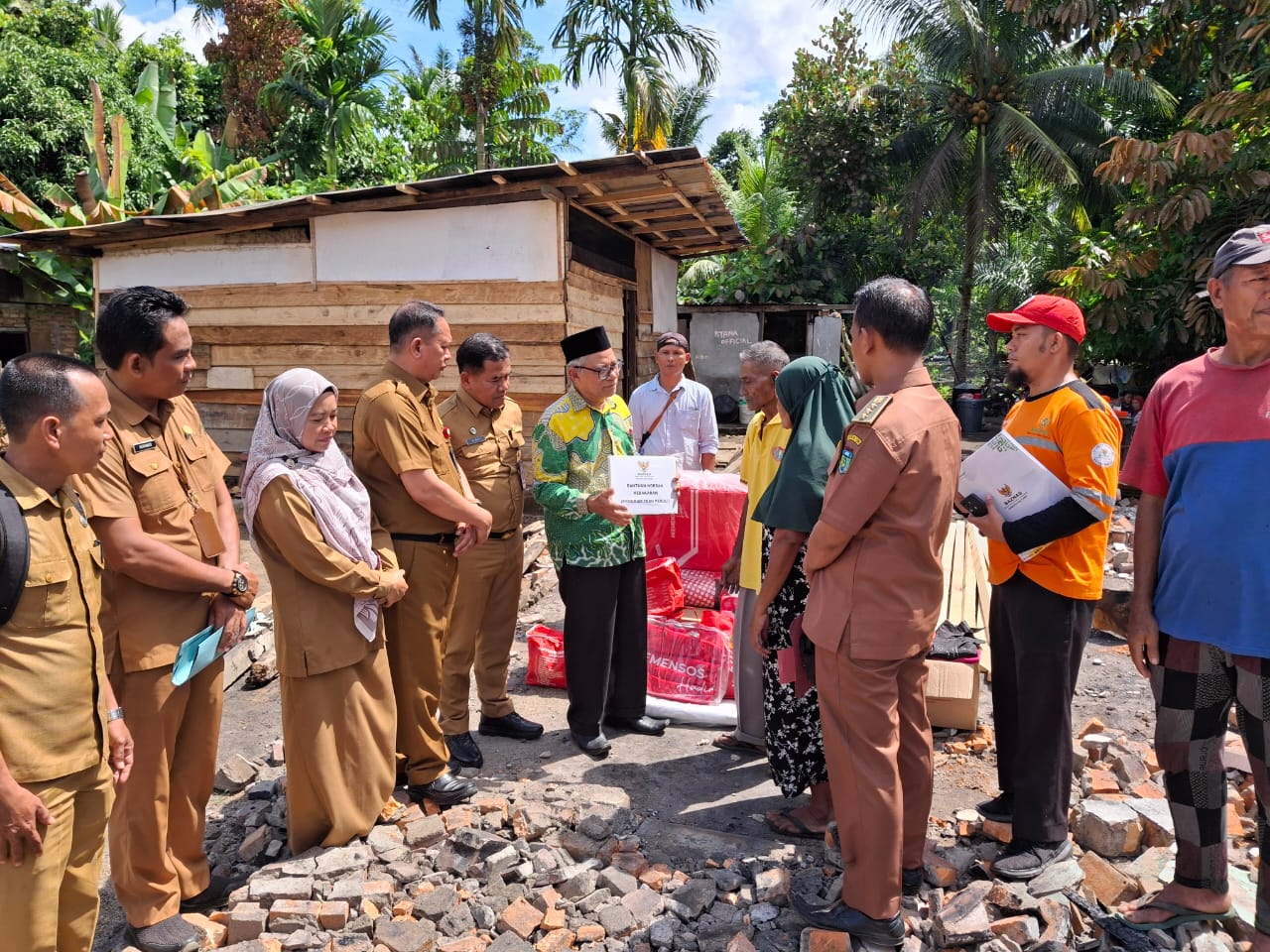 Dinas Sosial P3A Kabupaten Tebo menyerahkan Bantuan Korban Kebakaran di Kelurahan Tebing Tinggi dan Desa Aburan Batang Tebo Kecamatan Tebo Tengah